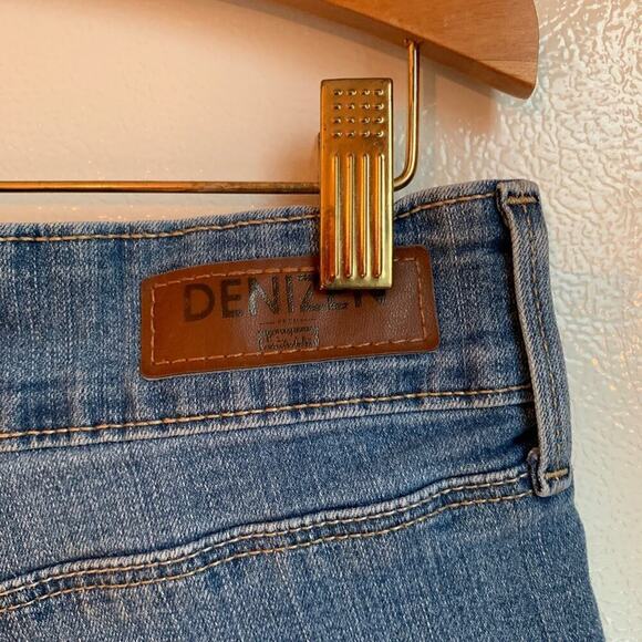 DENIZEN FROM LEVI’S Women’s Light Wash Stretch Cuffed Jean Shorts / Size: 4 - Picture 12 of 12